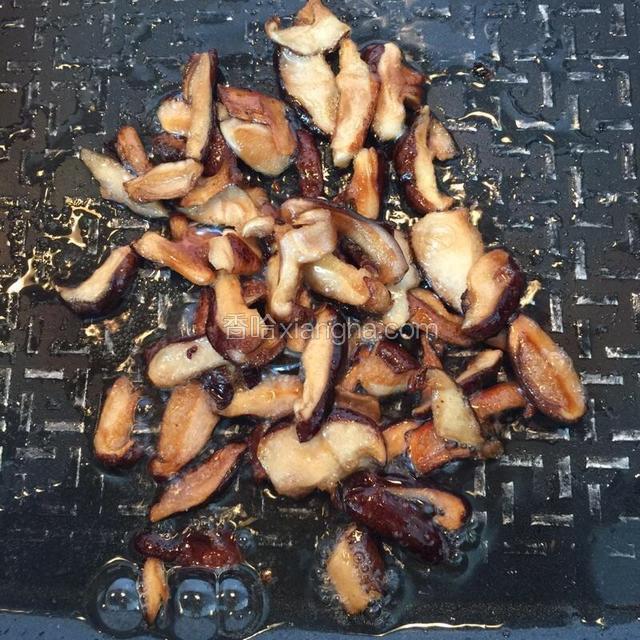 这一步很重要、先把香菇煎一煎、下点盐（等下会很好吃）