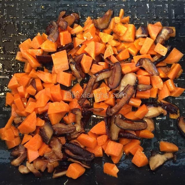 倒入胡萝卜翻炒一下。