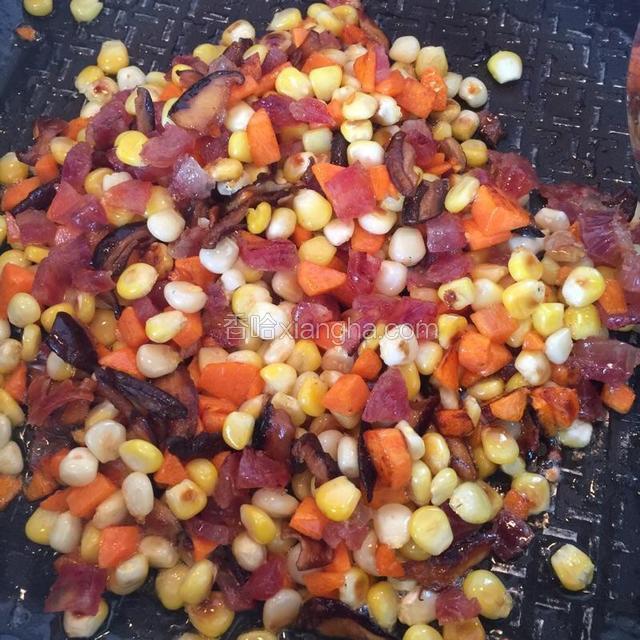 接下来倒入腊肠。