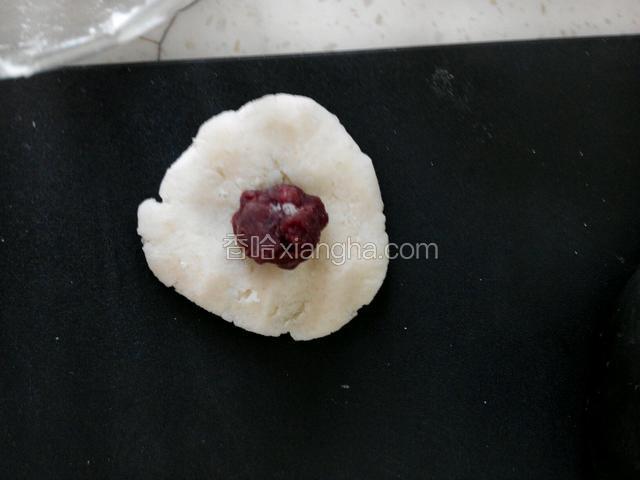 挖小勺红豆沙放入饼中间。