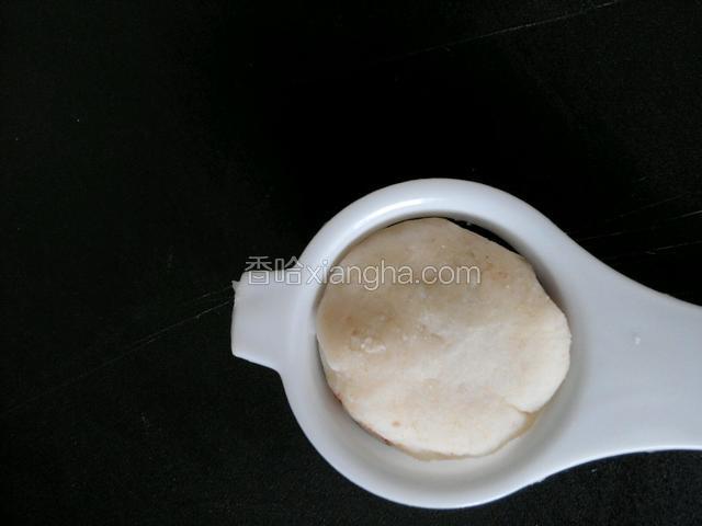 把饼揉成团状放入模具按压成型即可。