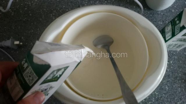 把酸奶桶用开水烫下擦干净,放入酸奶加少许牛奶搅匀