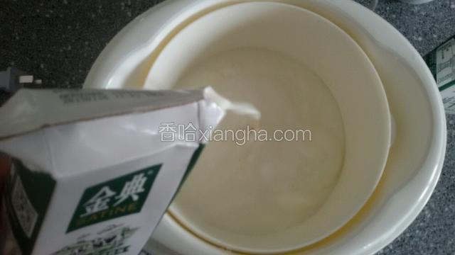 在把剩余牛奶倒入搅拌匀