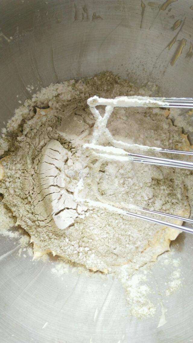 加入过筛的低筋粉和绿茶粉