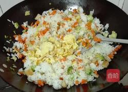 五彩缤纷蛋炒饭的做法图解8