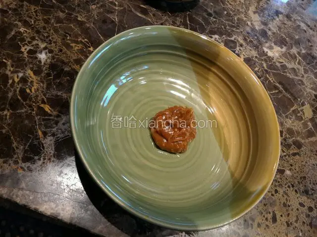 碗底放置面酱。用煮开的水煮面，担担面不易煮的太软，稍微硬一点，吃起口感会很不一样，当然也能太硬。煮面时可以稍微放点色拉油，这样面条会不沾。
