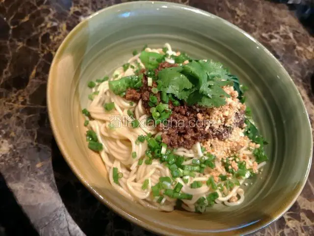 在表面放置肉酱，撒上葱花，放上青菜，放置花生碎，肉酱上放置香菜。就ok了