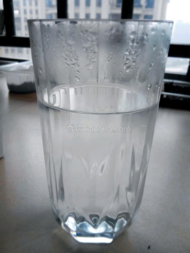 倒多半温热杯水，也就是摸着有些烫手