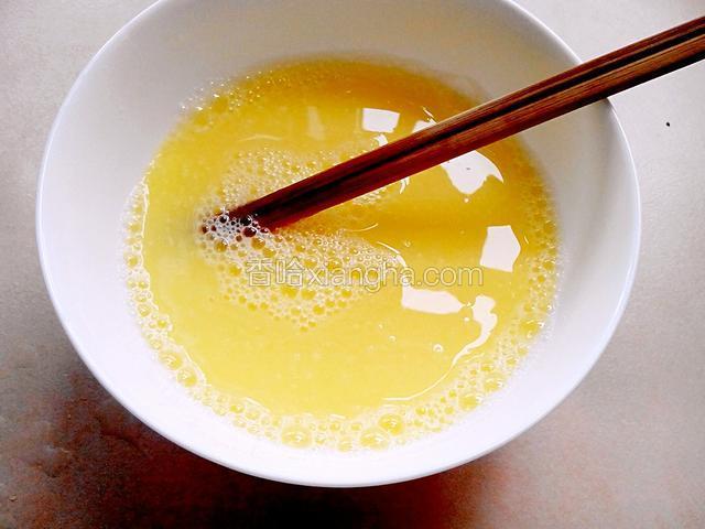 水慢慢倒入的同时，筷子一面搅拌均匀