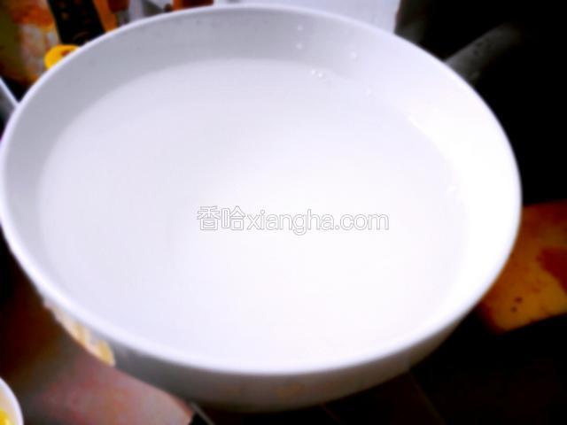 一小碗水倒入电饭煲