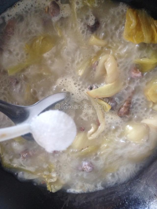 打开锅盖加入一小勺味精即可关火
