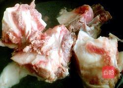 筒骨花生汤的做法图解1