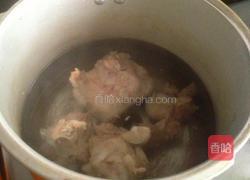筒骨花生汤的做法图解4