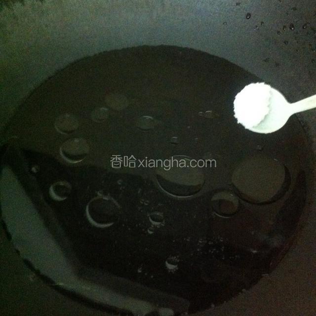 如图：锅中放适量水，油盐少许