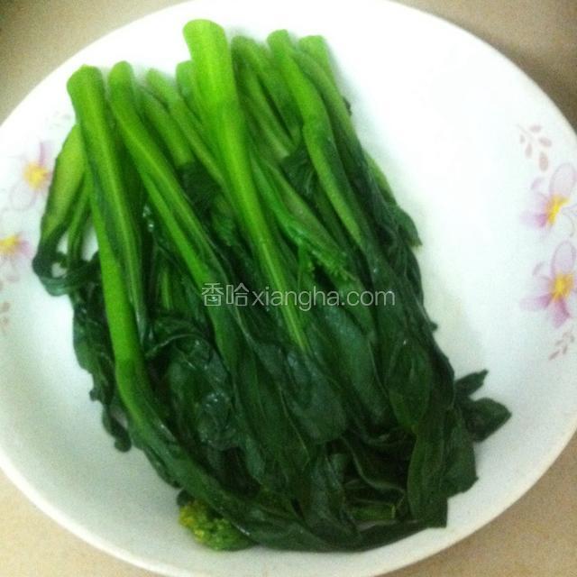 如图：断生捞起，装盘备用