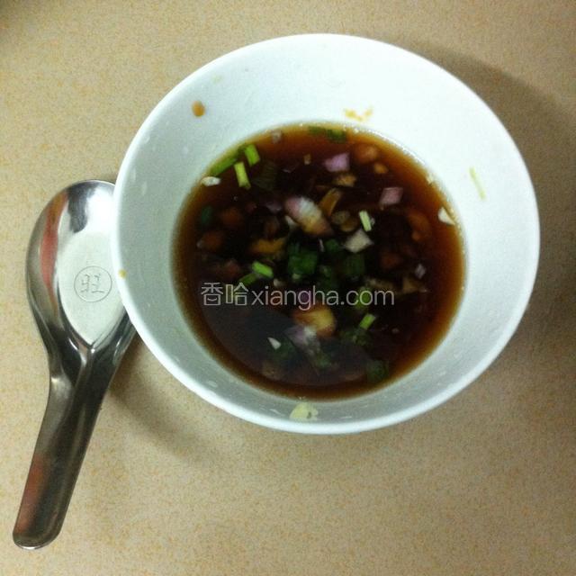 如图：取一个碗，放入盐，酱油，蚝油，少许清水