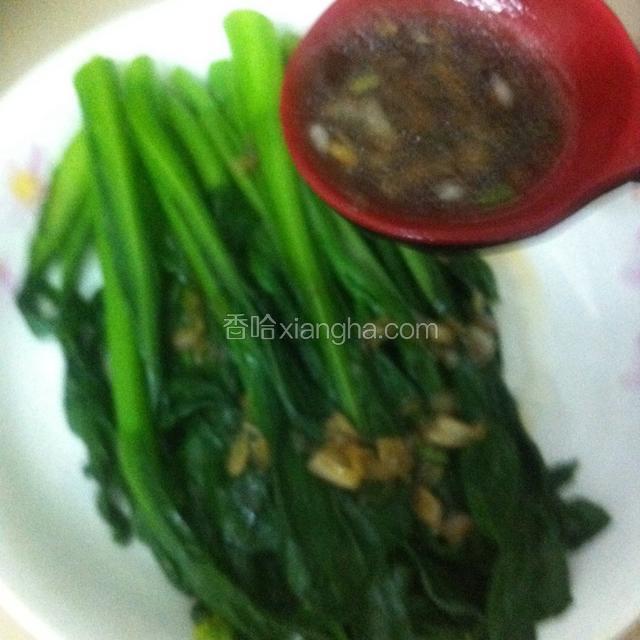 如图：将煮好的酱料淋在菜心上