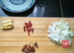 花菜炒肉片的做法图解1