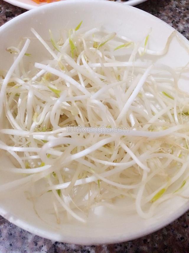 豆芽洗净。