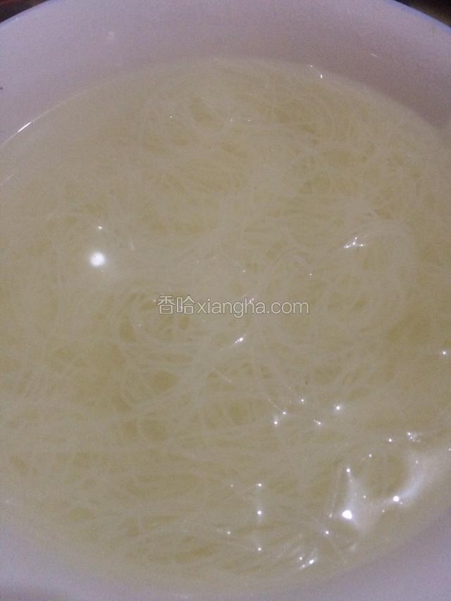 粉丝温水泡软沥干水份备用。