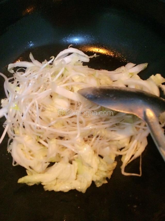 锅热油，倒入娃娃菜丝煸炒片刻，加入豆芽菜。
