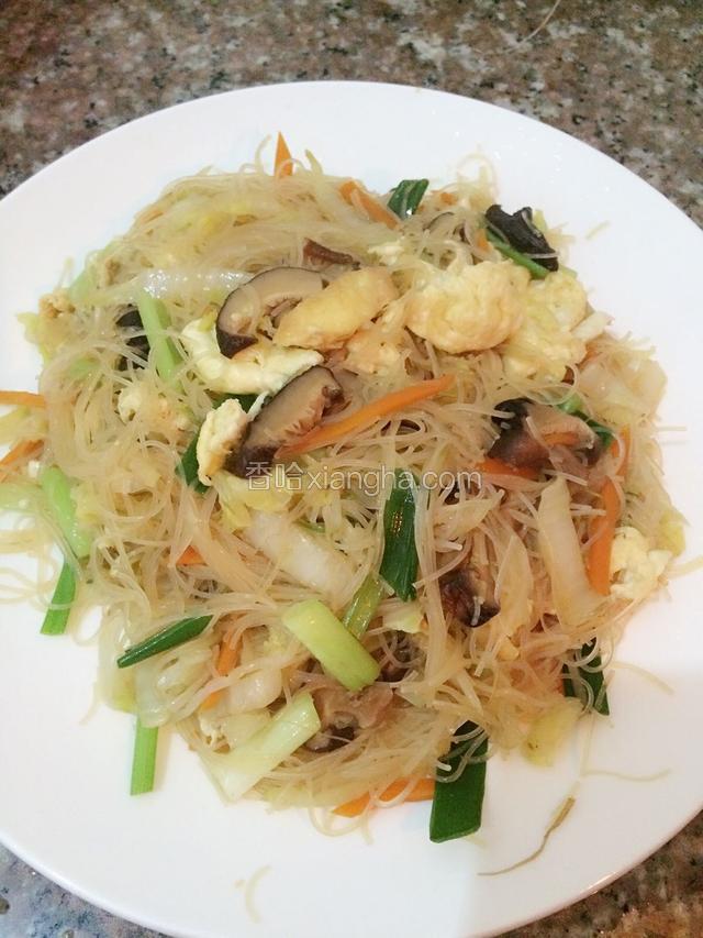 加少许食盐拌入味后稍微盖盖一小会儿，即可出锅食用。