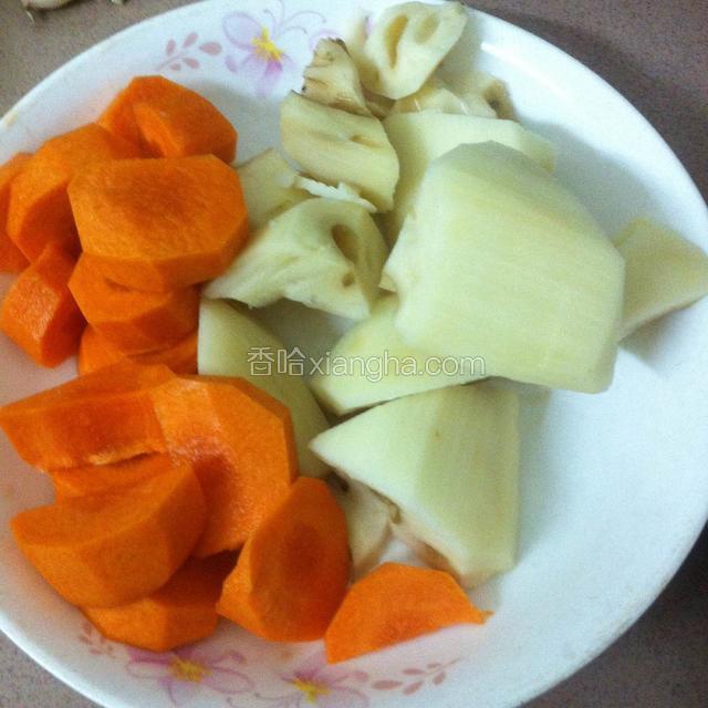 如图：将莲藕，红萝卜洗净去皮切块