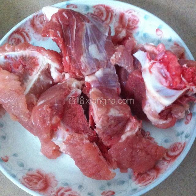如图：将龙骨洗干净，用洗米水洗，在用清水洗两次