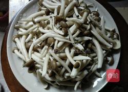蟹味菇滑肉的做法图解2