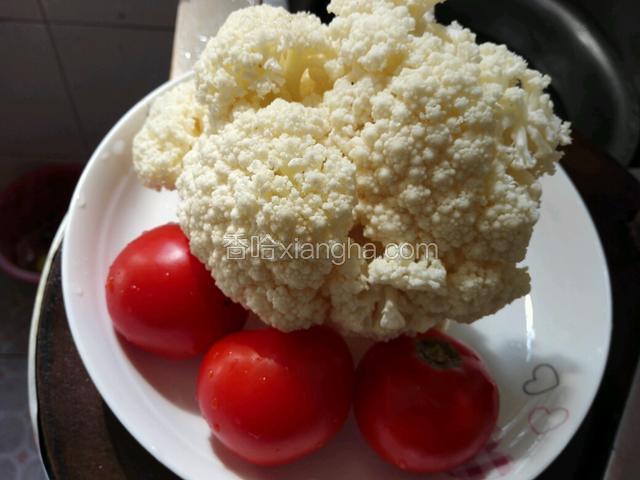 把花菜、番茄准备好