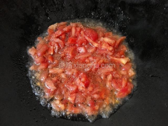 把番茄沫放入锅里加盐、油、蚝油和少量水煮熟
