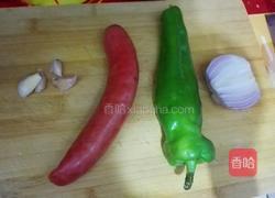 青椒炒香肠的做法图解1