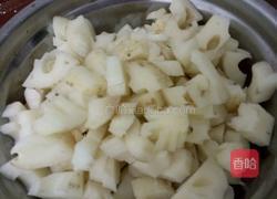 藕丁肉片的做法图解1