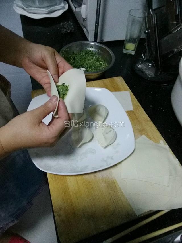 我的云吞皮是提前做好的，三分之一的皮上放适量的馅。