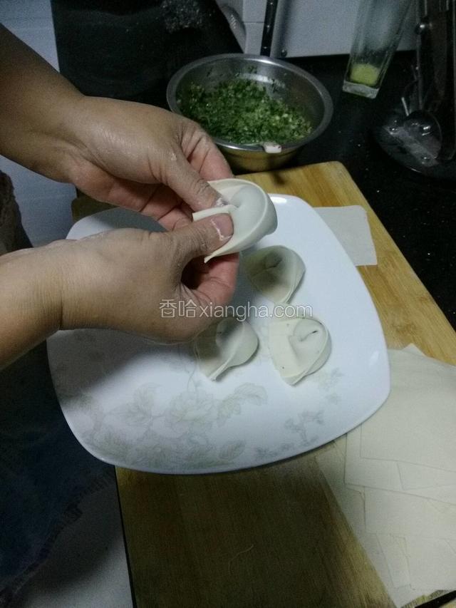 按住两头往中间一抄不让馅料漏出来就可以了。