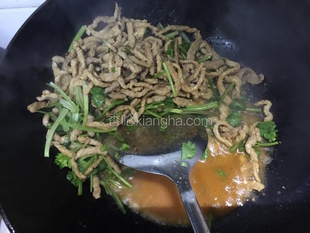 依据个人口味适量加些盐和酱油。下香菜梗