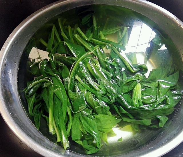 捞出立马清水里，以防黄，自换盘水洗一下
