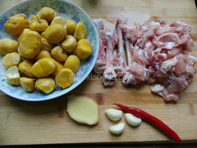 食材，鸡腿剃骨切小块，板栗去壳备用。