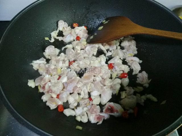 鸡肉下锅炒变色，放黄酒，胡椒粉，少许盐。