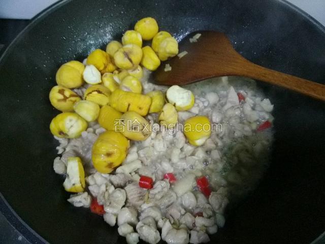 下板栗翻炒均匀