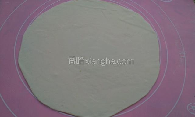 拿一个面团擀成薄饼