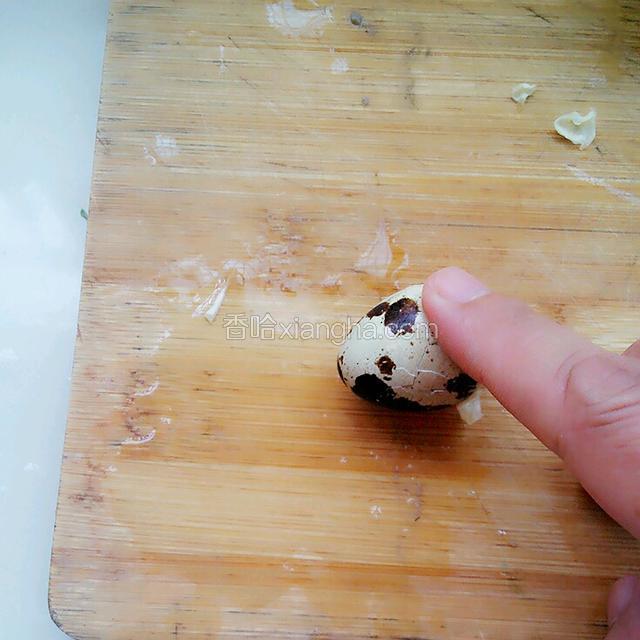将每个鹌鹑蛋冷凉后用手轻轻的将皮压出裂纹