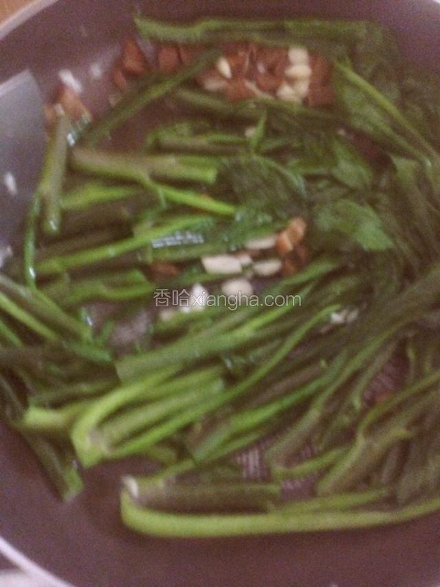 加入芥兰，1勺水，适量盐，翻炒2分钟即可。