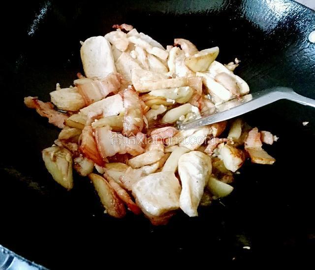 再倒入茄子，豆腐拌均匀