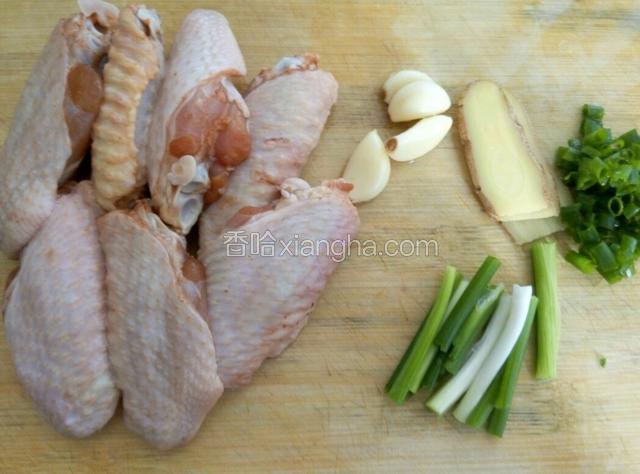 准备好食材,姜切片,葱白切段