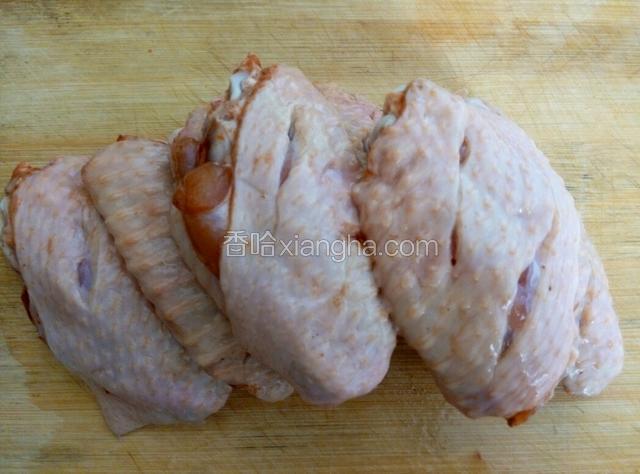 鸡翅正反斜切两刀,方便入味