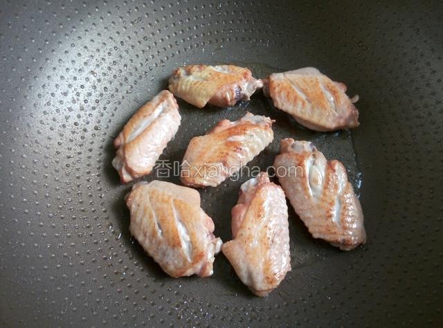 锅内倒入油,鸡翅入锅煎至两面金黄