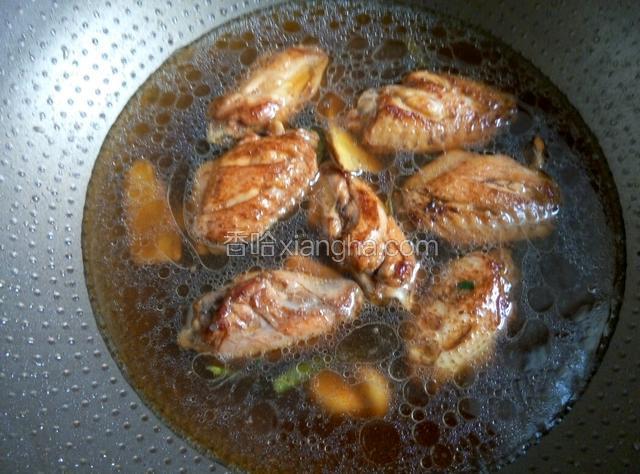 锅内加入适量水,已没过鸡翅为准,大火煮开后转小火炖20分钟