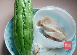 蒜蓉苦瓜炒瘦肉的做法图解1
