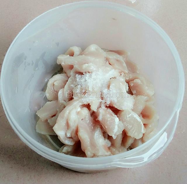 瘦肉洗干净，切薄片。放半勺盐。腌制十分钟左右。
